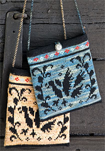 Stickad väska med mönster från Sånga kyrka i två färgsättningar